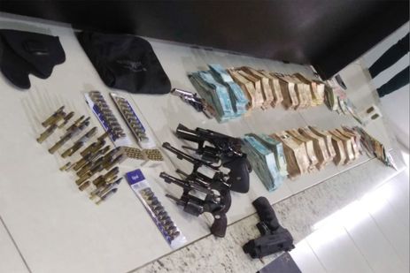 armas_e_dinheiro_apreendido_pela_policia_na_casa_de_joao_de_deus